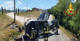 Sassoferrato - Finisce fuoristrada e si ribalta con l’auto: ferito estratto dalle lamiere